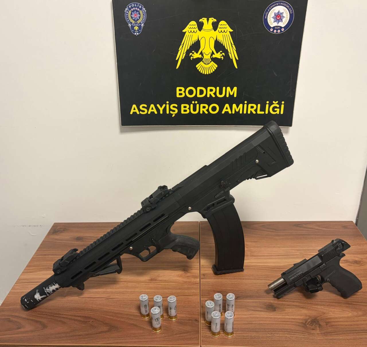 Bodrum’da Polis Denetimlerinde Çok Sayıda Silah Ele Geçirildi: 2 Tutuklama 2